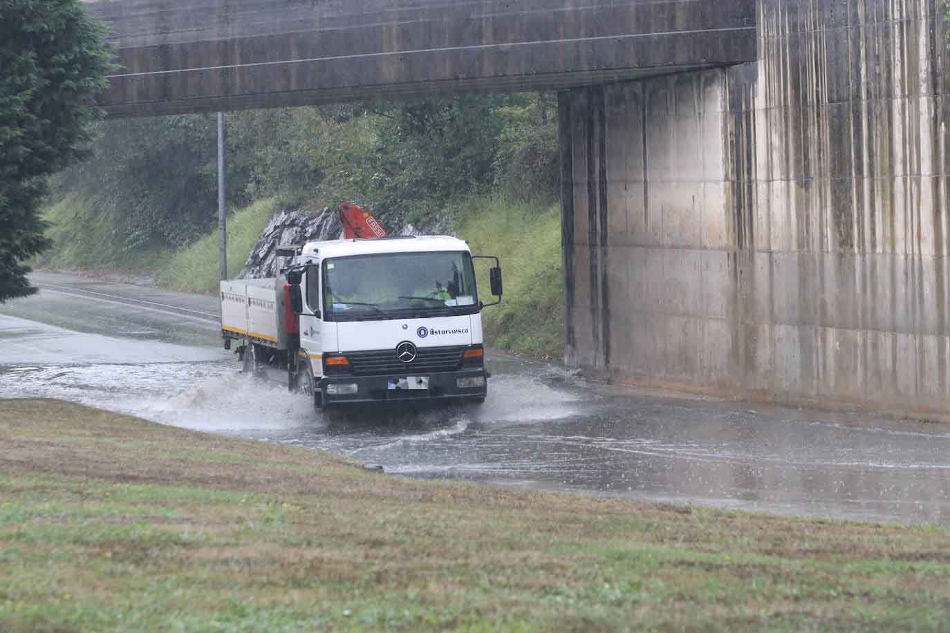 La región, que se encuentra en alerta naranja por una gota fría, se vio sorprendida por las fuertes precipitaciones.