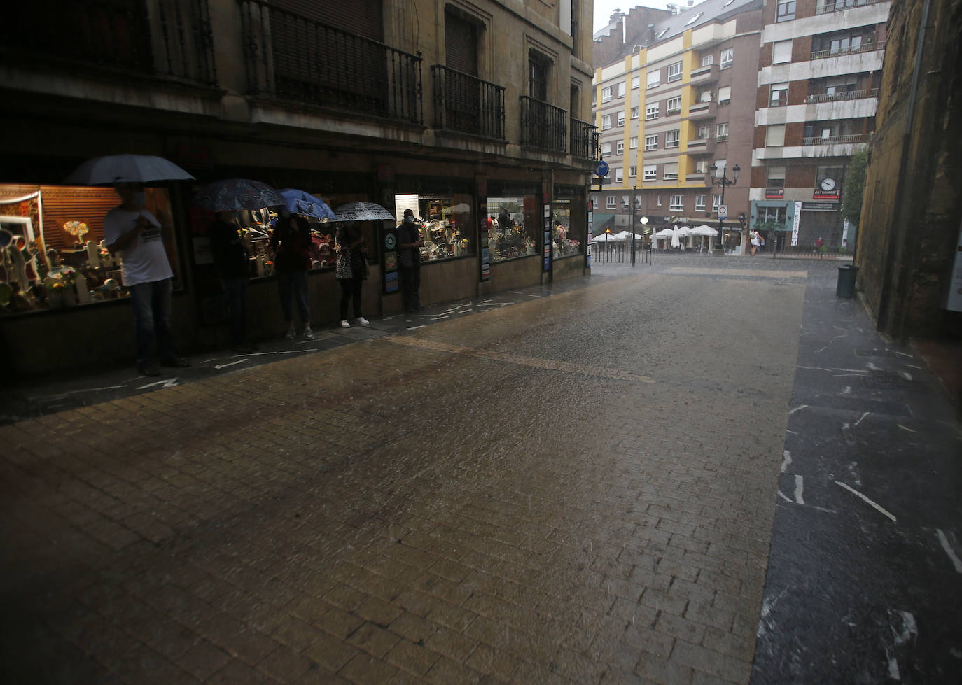 La región, que se encuentra en alerta naranja por una gota fría, se vio sorprendida por las fuertes precipitaciones.