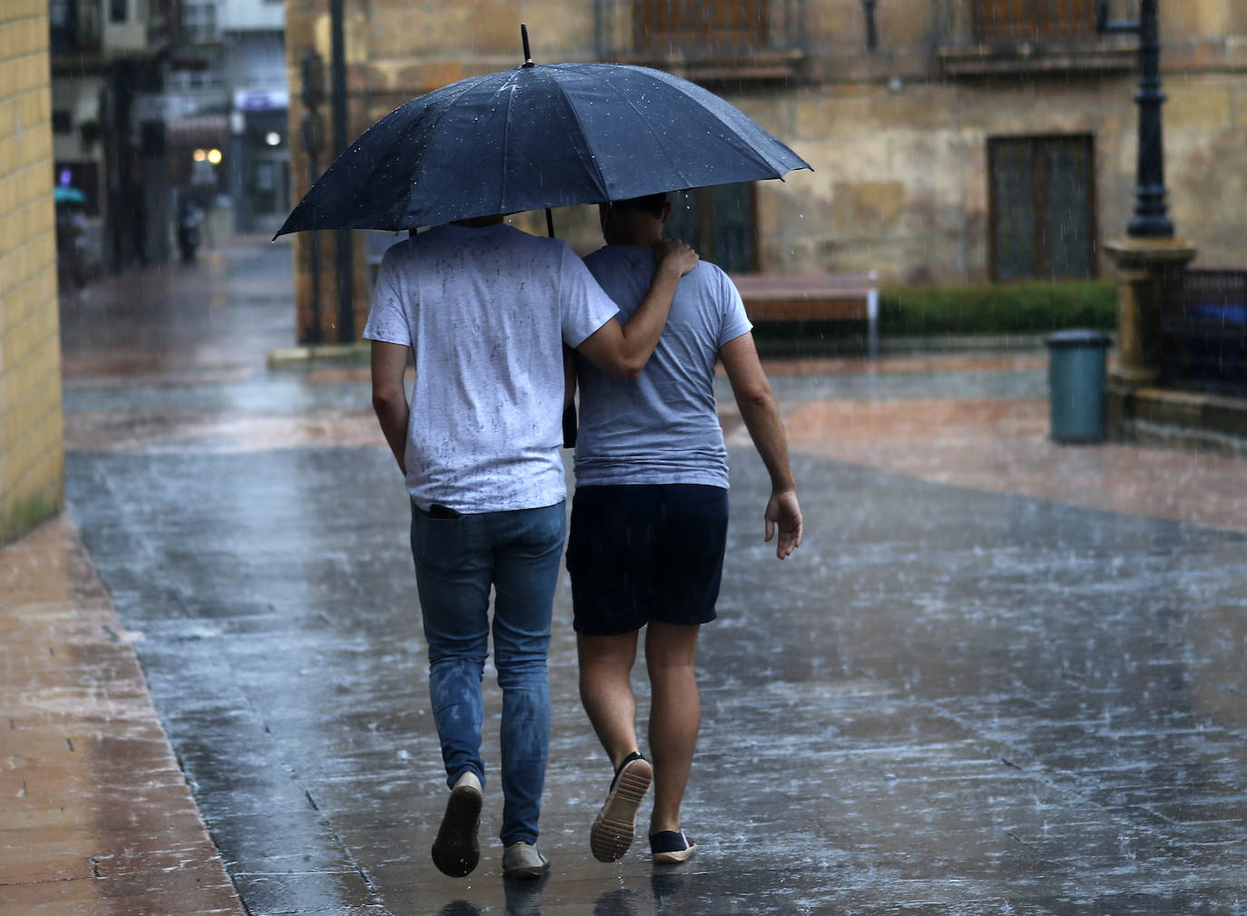 La región, que se encuentra en alerta naranja por una gota fría, se vio sorprendida por las fuertes precipitaciones.