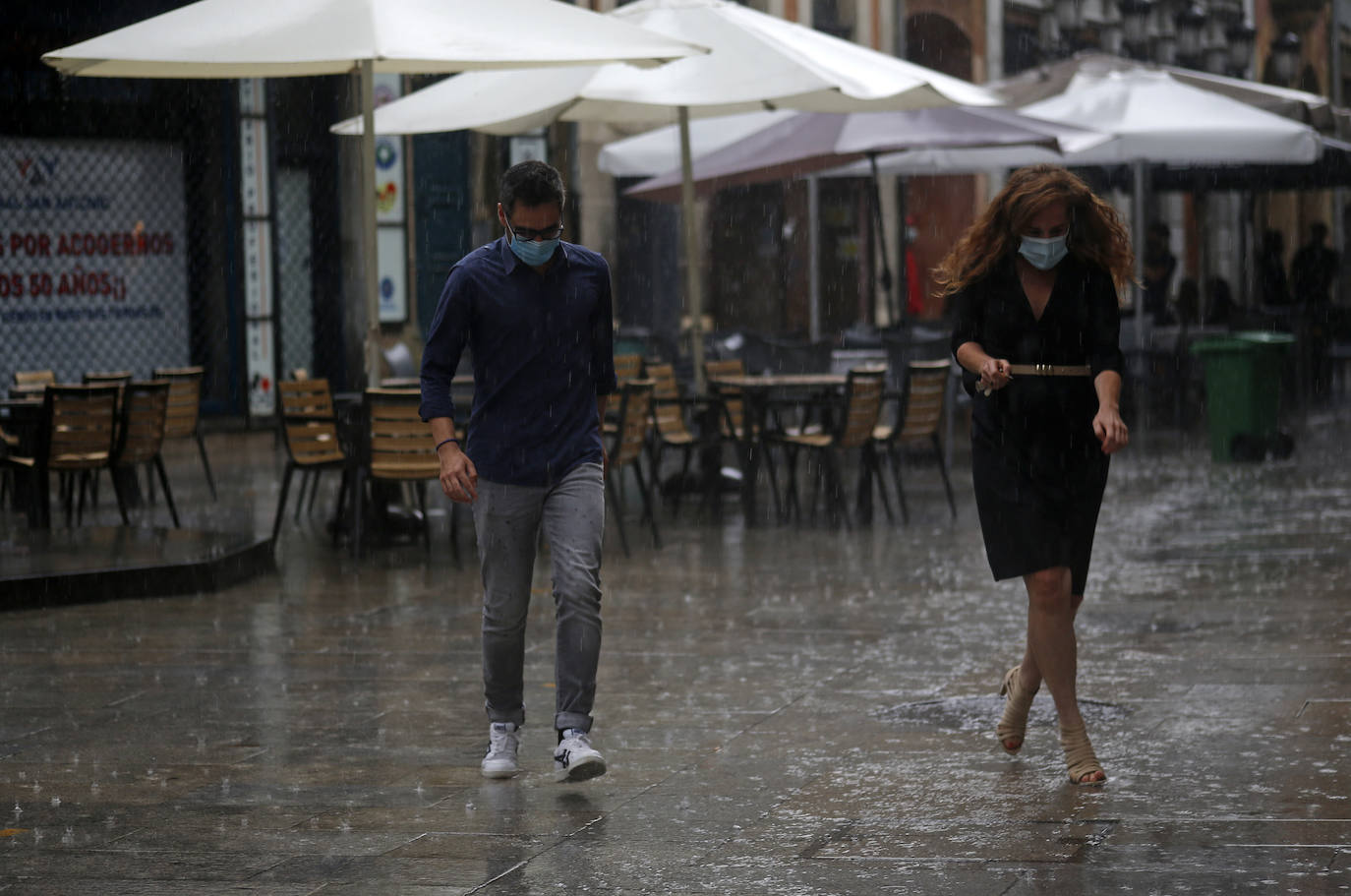 La región, que se encuentra en alerta naranja por una gota fría, se vio sorprendida por las fuertes precipitaciones.