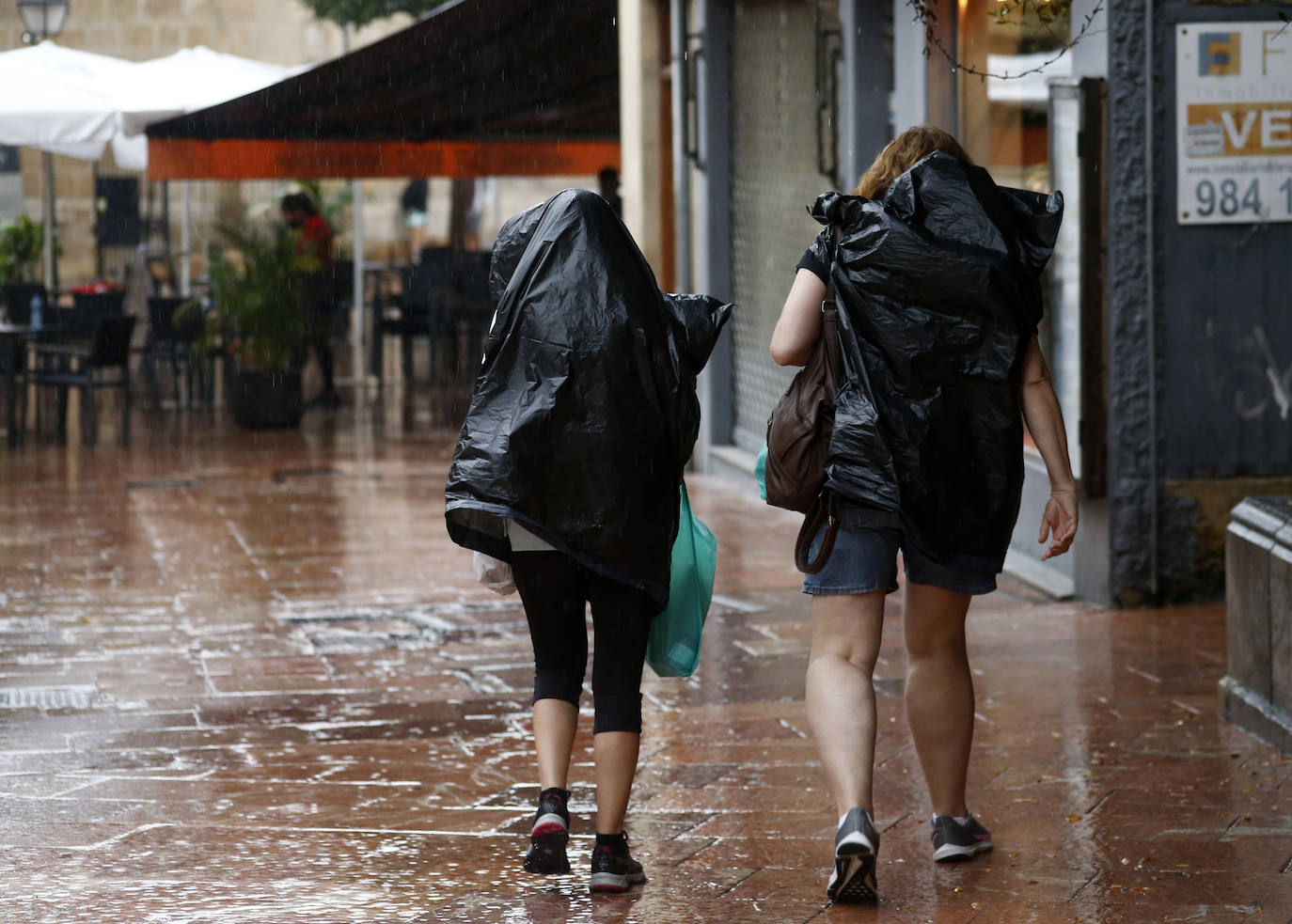 La región, que se encuentra en alerta naranja por una gota fría, se vio sorprendida por las fuertes precipitaciones.