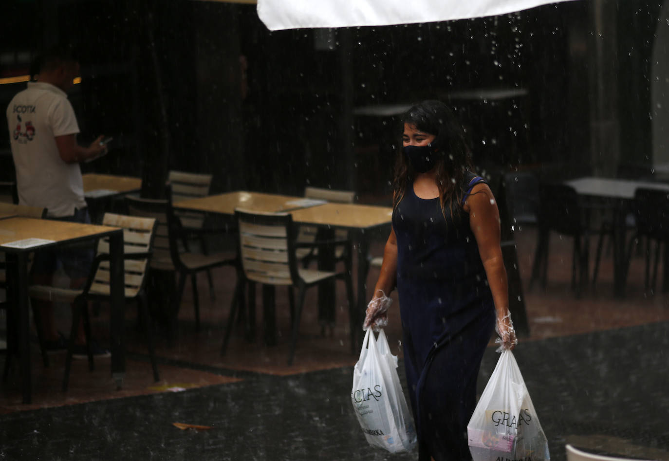 La región, que se encuentra en alerta naranja por una gota fría, se vio sorprendida por las fuertes precipitaciones.