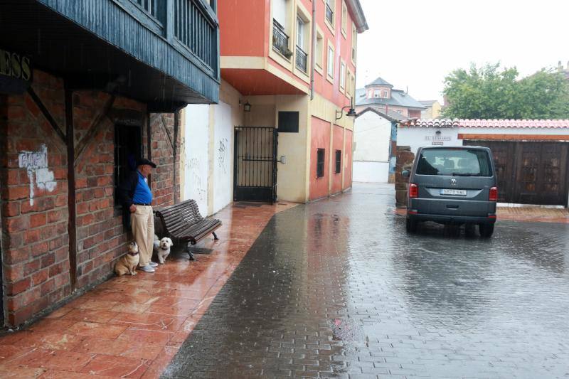 La región, que se encuentra en alerta naranja por una gota fría, se vio sorprendida por las fuertes precipitaciones.