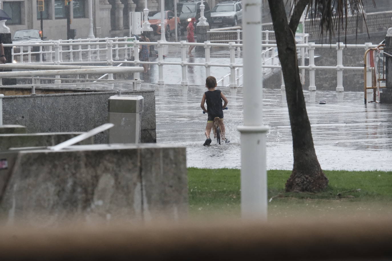 La región, que se encuentra en alerta naranja por una gota fría, se vio sorprendida por las fuertes precipitaciones.