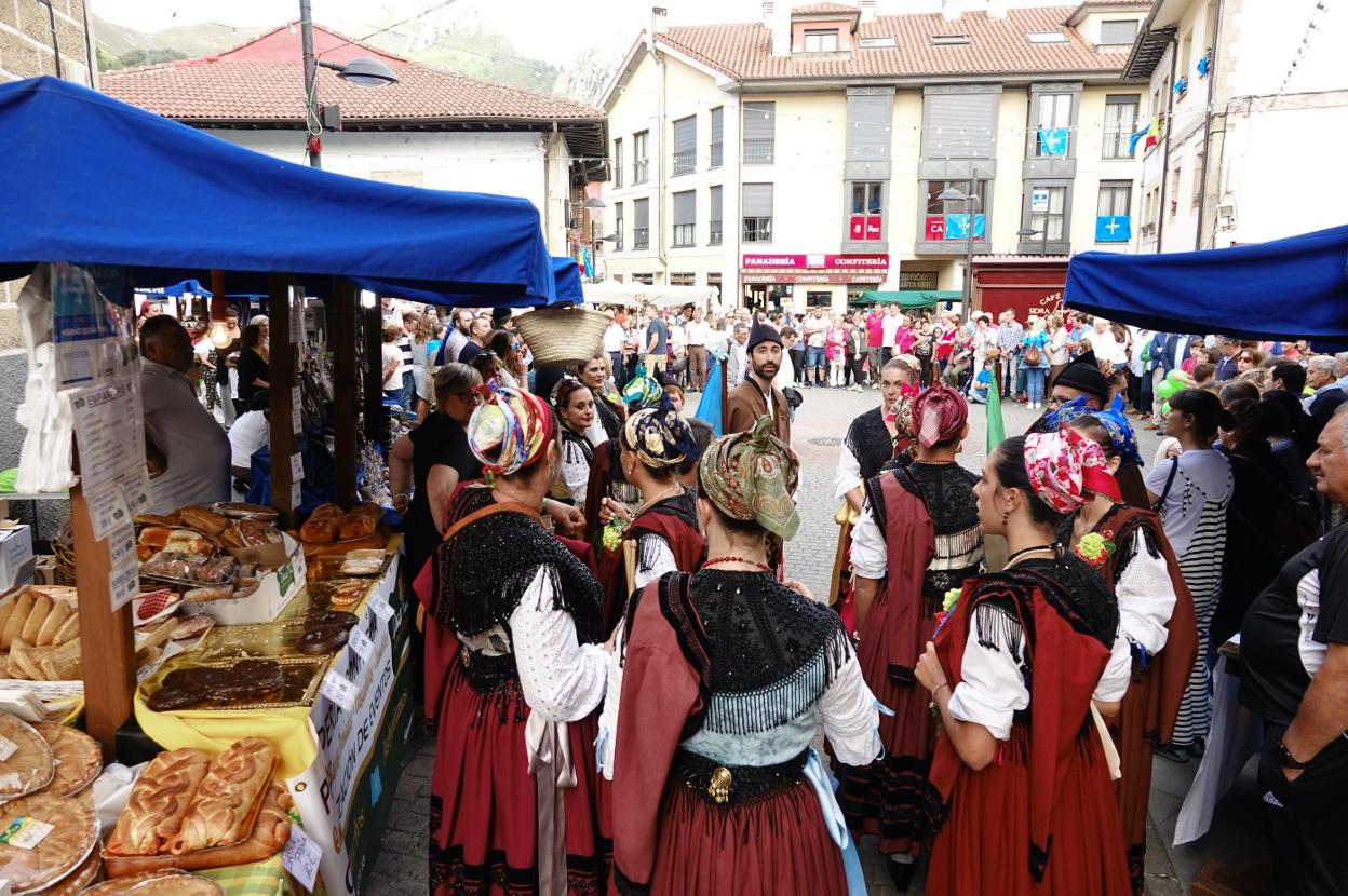 Mercado tradicional ubicado el año pasado en Arenas de Cabrales por el Día de Asturias. 