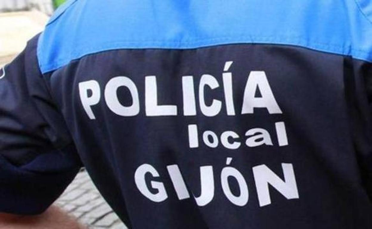 Intenta agredir con una correa a los agentes que le denunciaron por no llevar mascarilla en Gijón