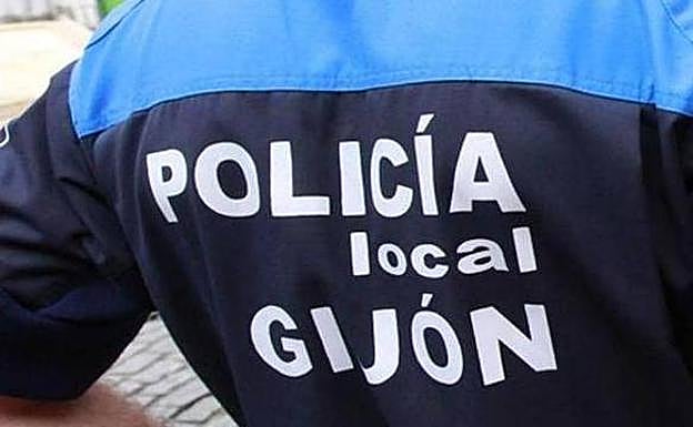Intenta agredir con una correa a los agentes que le denunciaron por no llevar mascarilla en Gijón