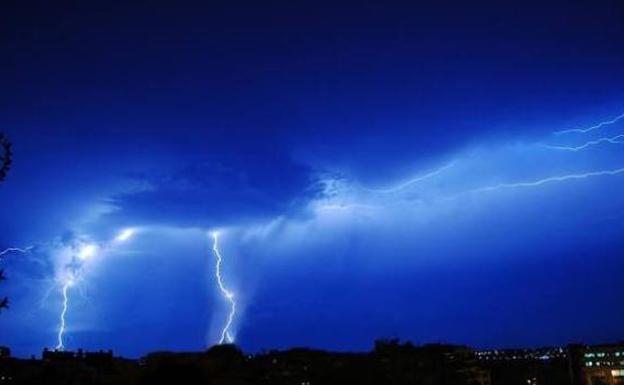 Cómo actuar si te pilla una tormenta de verano en el coche