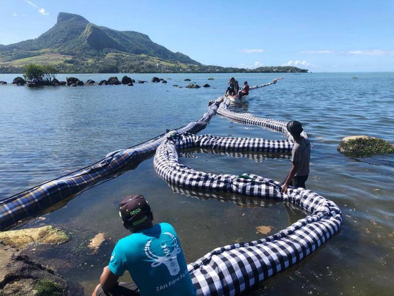 Las autoridades de Mauricio se hallan inmersas este martes en una carrera urgente para vaciar cuanto antes de combustible el barco varado frente a la isla de Mauricio antes de que se parta en dos, lo que provocaría un gran desastre ecológico.