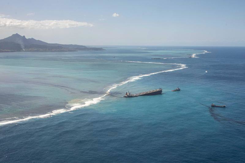 Las autoridades de Mauricio se hallan inmersas este martes en una carrera urgente para vaciar cuanto antes de combustible el barco varado frente a la isla de Mauricio antes de que se parta en dos, lo que provocaría un gran desastre ecológico.