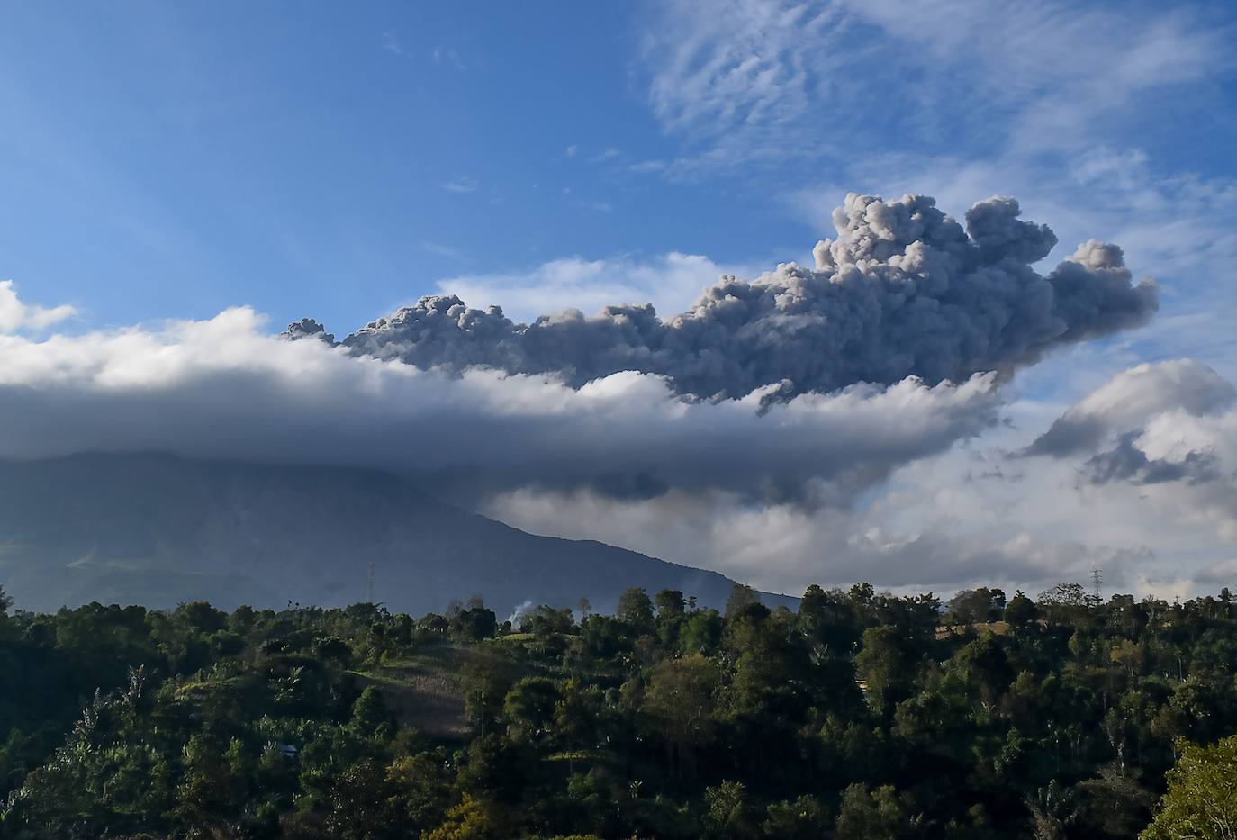 La nube de ceniza que ha expulsado alcanzó los 4.500 metros de altura 