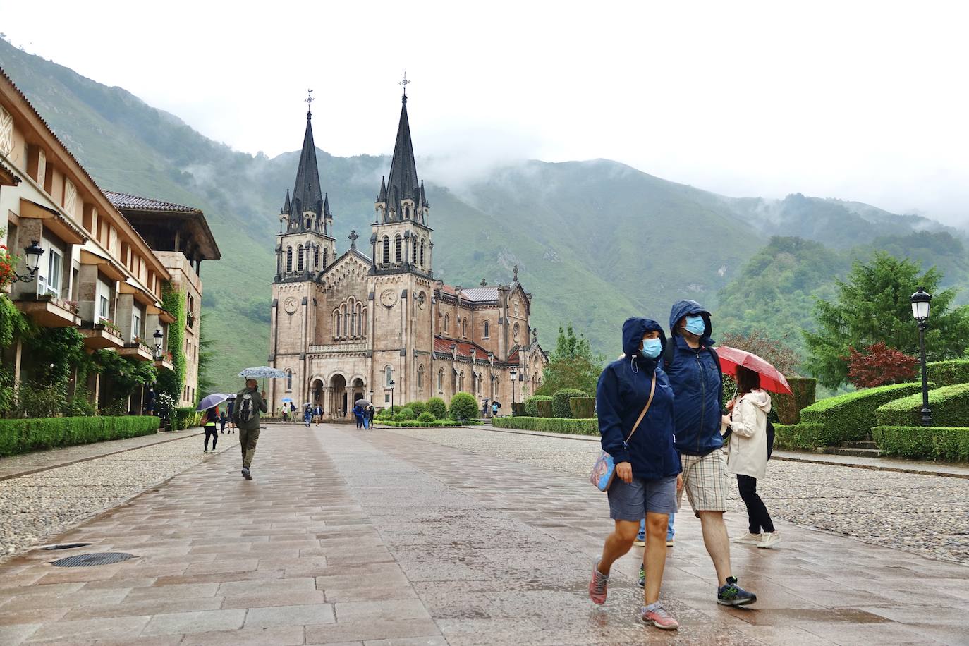 Los visitantes disfrutan de la región, de Oriente a Occidente. Las lluvias registradas no han desanimado las visitas a Covadonga o los paseos por Llanes y Gijón.