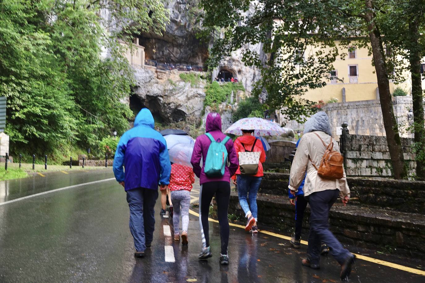 Los visitantes disfrutan de la región, de Oriente a Occidente. Las lluvias registradas no han desanimado las visitas a Covadonga o los paseos por Llanes y Gijón.