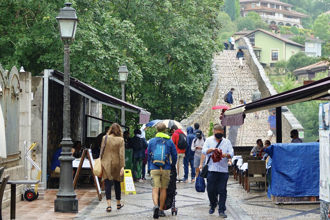 Los visitantes disfrutan de la región, de Oriente a Occidente. Las lluvias registradas no han desanimado las visitas a Covadonga o los paseos por Llanes y Gijón.