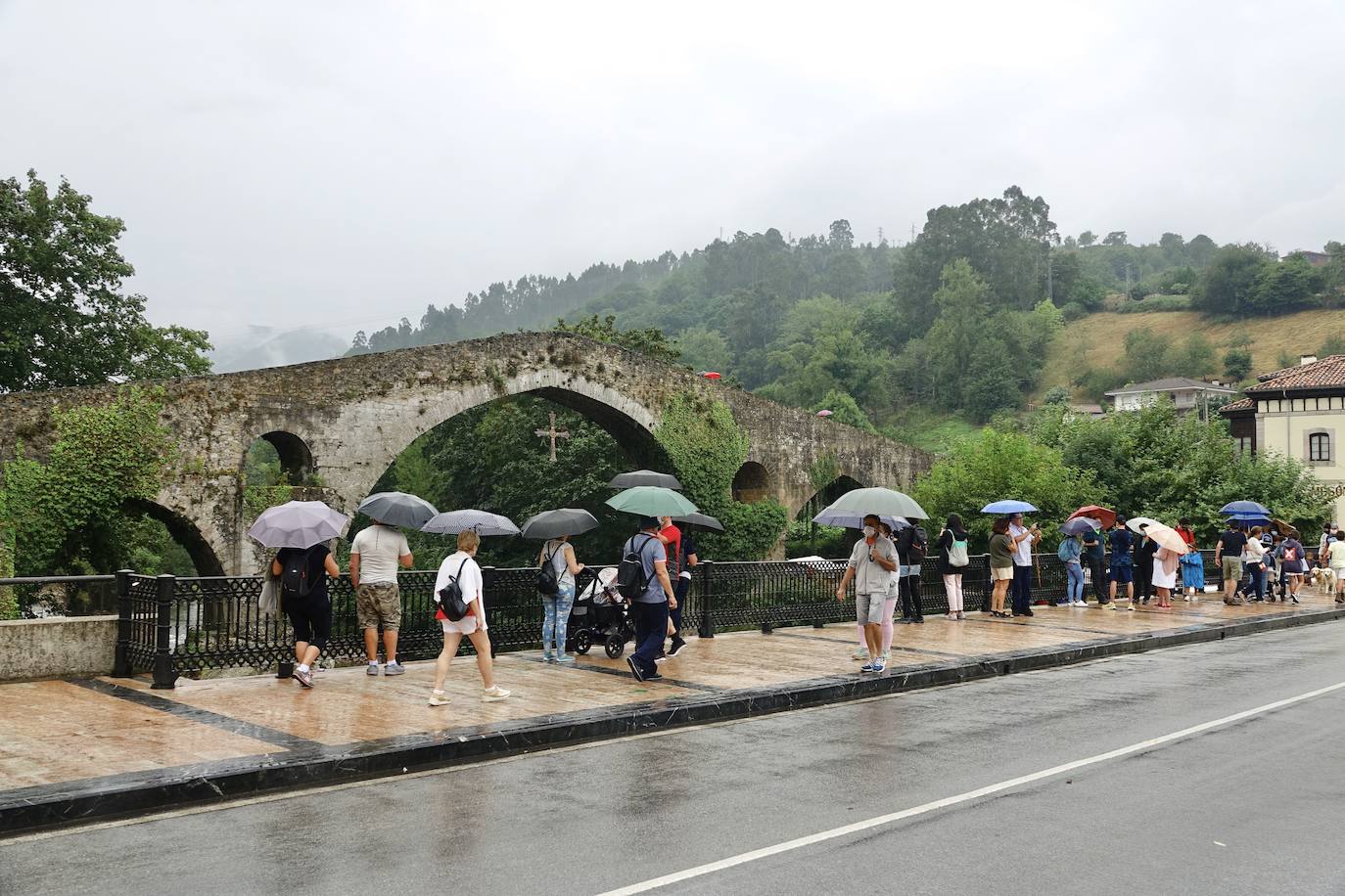 Los visitantes disfrutan de la región, de Oriente a Occidente. Las lluvias registradas no han desanimado las visitas a Covadonga o los paseos por Llanes y Gijón.