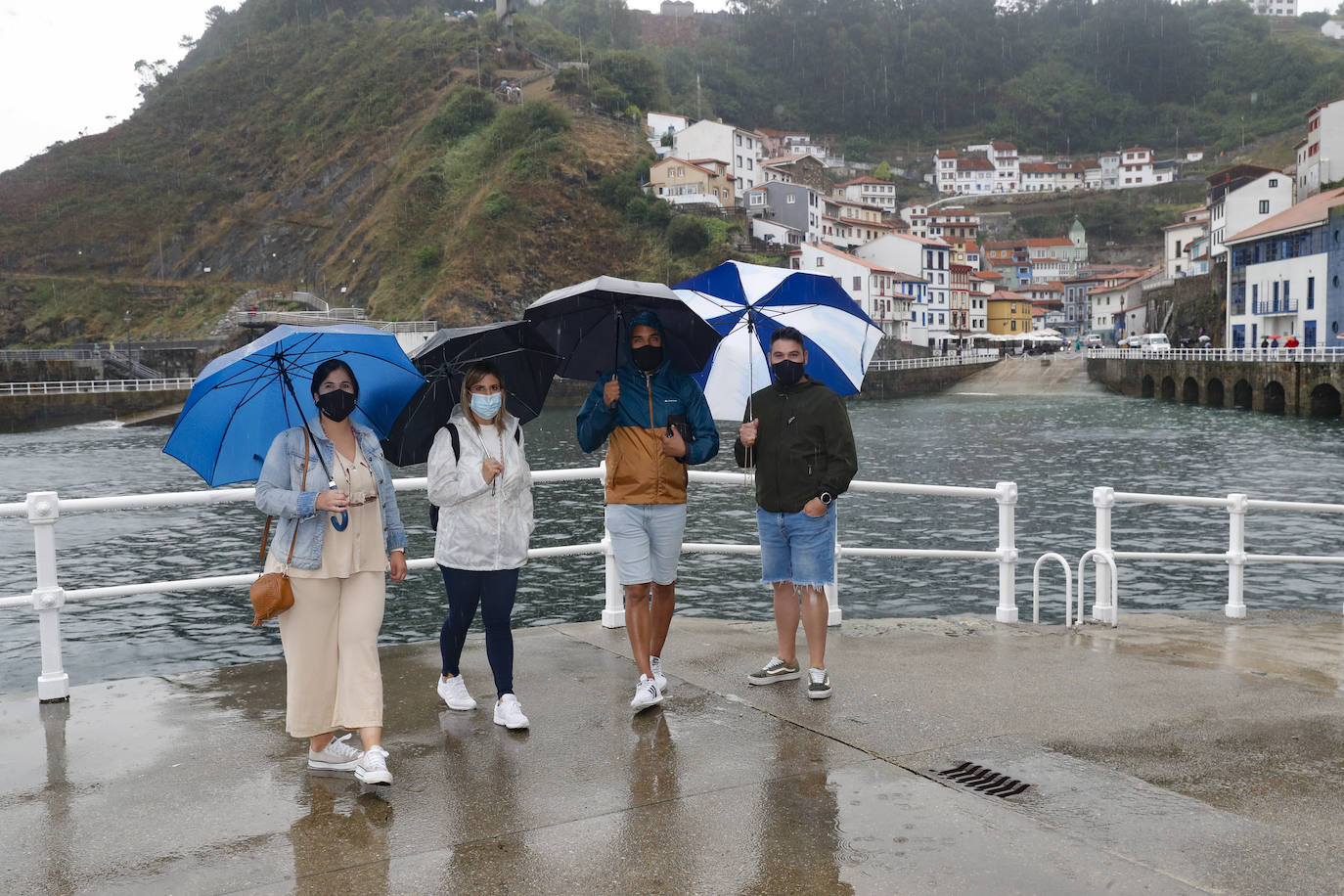 Los visitantes disfrutan de la región, de Oriente a Occidente. Las lluvias registradas no han desanimado las visitas a Covadonga o los paseos por Llanes y Gijón.