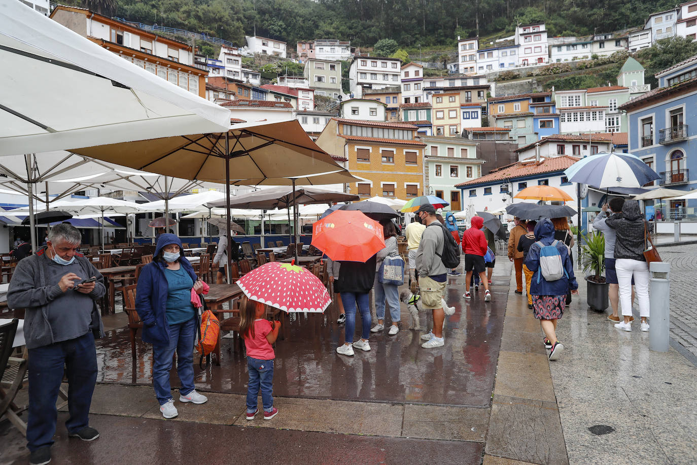 Los visitantes disfrutan de la región, de Oriente a Occidente. Las lluvias registradas no han desanimado las visitas a Covadonga o los paseos por Llanes y Gijón.