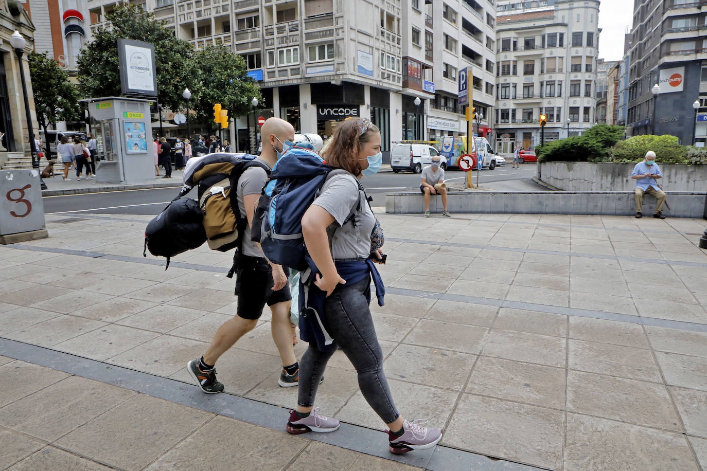 Los visitantes disfrutan de la región, de Oriente a Occidente. Las lluvias registradas no han desanimado las visitas a Covadonga o los paseos por Llanes y Gijón.