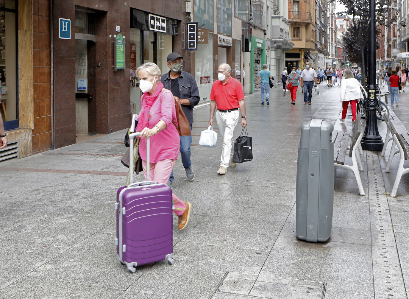 Los visitantes disfrutan de la región, de Oriente a Occidente. Las lluvias registradas no han desanimado las visitas a Covadonga o los paseos por Llanes y Gijón.