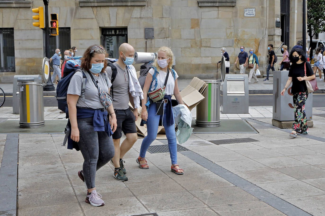 Los visitantes disfrutan de la región, de Oriente a Occidente. Las lluvias registradas no han desanimado las visitas a Covadonga o los paseos por Llanes y Gijón.