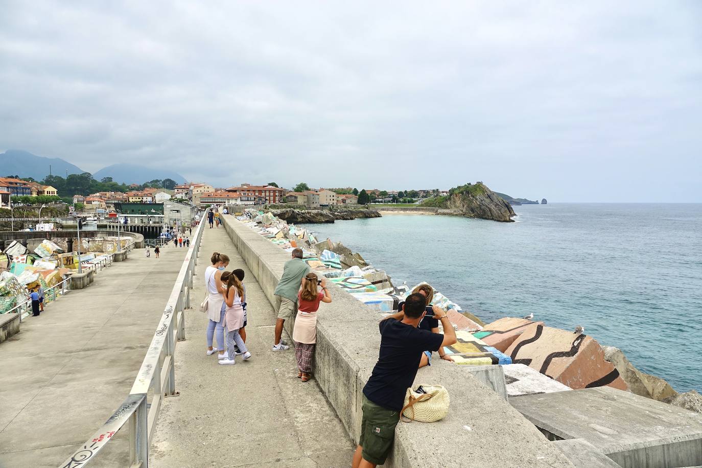 Los visitantes disfrutan de la región, de Oriente a Occidente. Las lluvias registradas no han desanimado las visitas a Covadonga o los paseos por Llanes y Gijón.