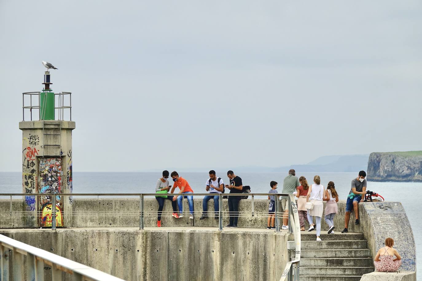 Los visitantes disfrutan de la región, de Oriente a Occidente. Las lluvias registradas no han desanimado las visitas a Covadonga o los paseos por Llanes y Gijón.