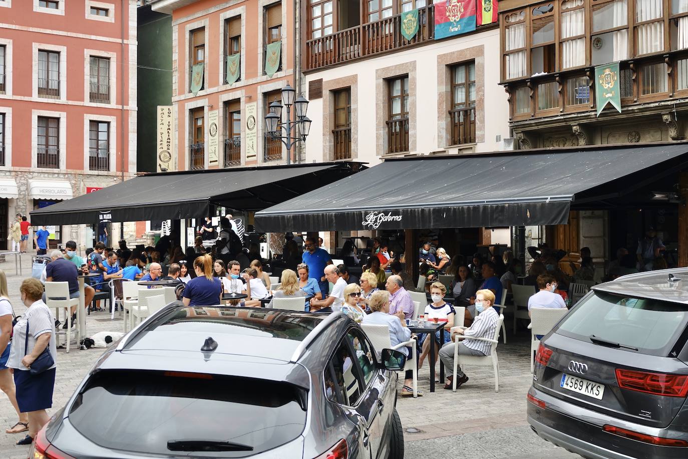 Los visitantes disfrutan de la región, de Oriente a Occidente. Las lluvias registradas no han desanimado las visitas a Covadonga o los paseos por Llanes y Gijón.