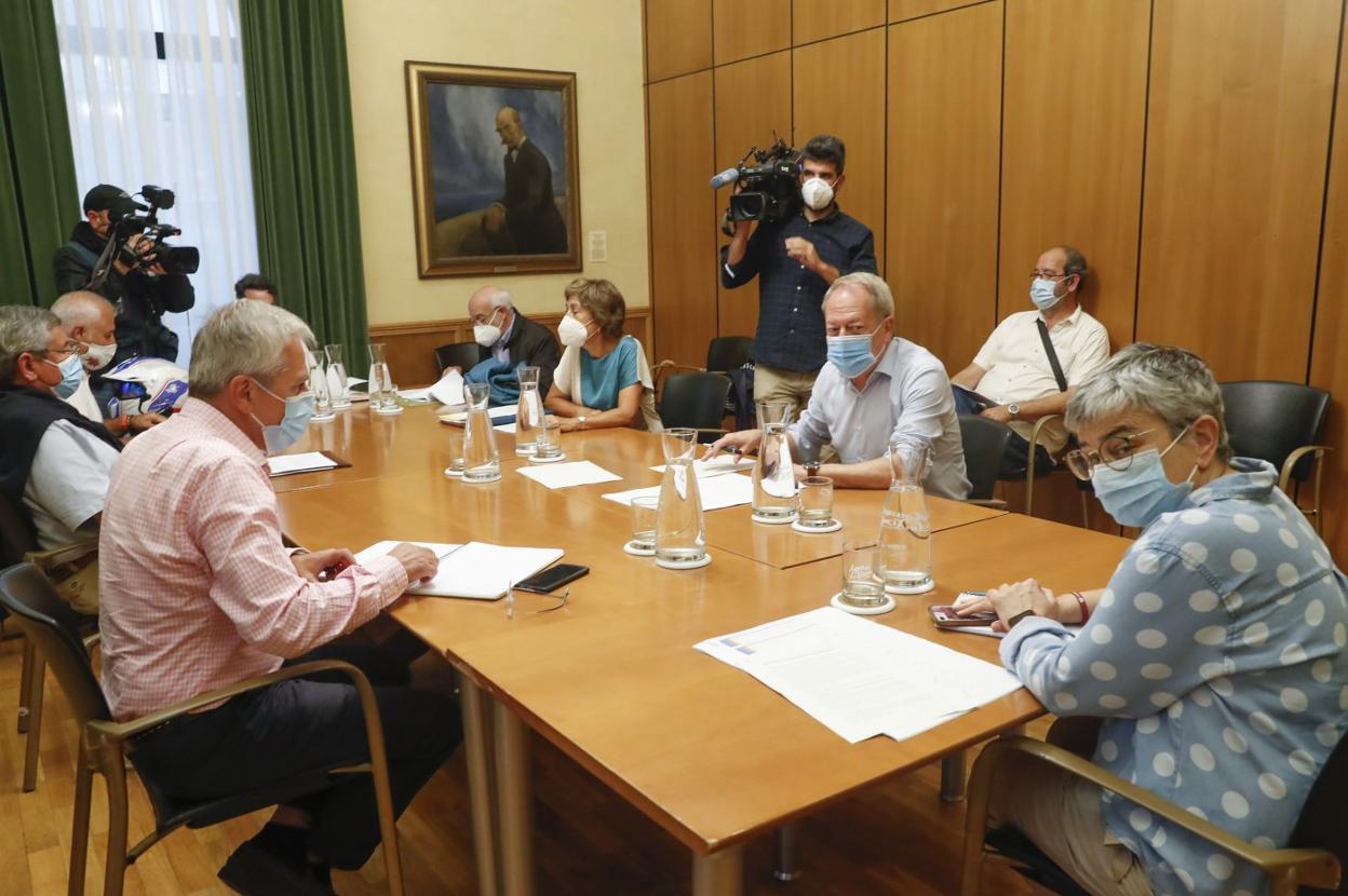 La alcaldesa Ana González y el edil Aurelio Martín recibieron ayer en alcaldía a los representantes de Stop Muro. 