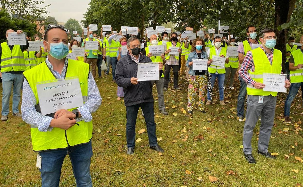 Trabajadores de SacyrFluor concentrados este miércoles en Llanera.