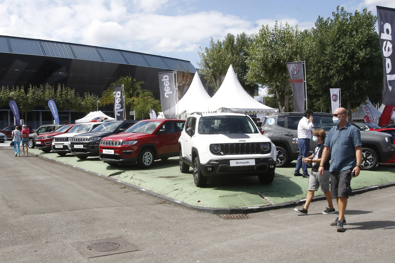 Los concesionarios llegan al recinto con suculentas ofertas