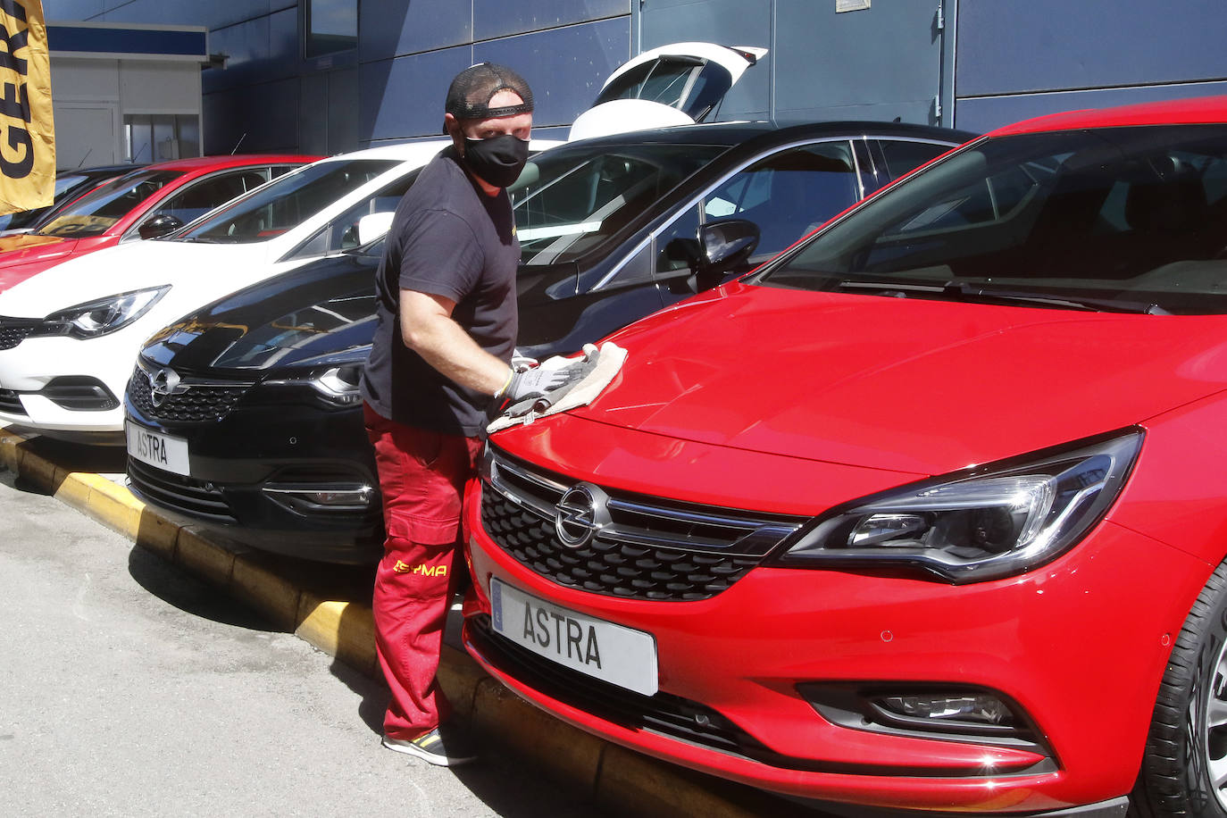 Los concesionarios llegan al recinto con suculentas ofertas