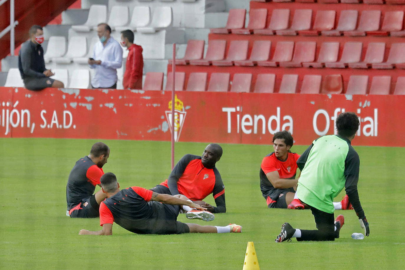 Los jugadores no pueden pisar el vestuario, por lo que llegan desde casa vestidos para ejercitarse