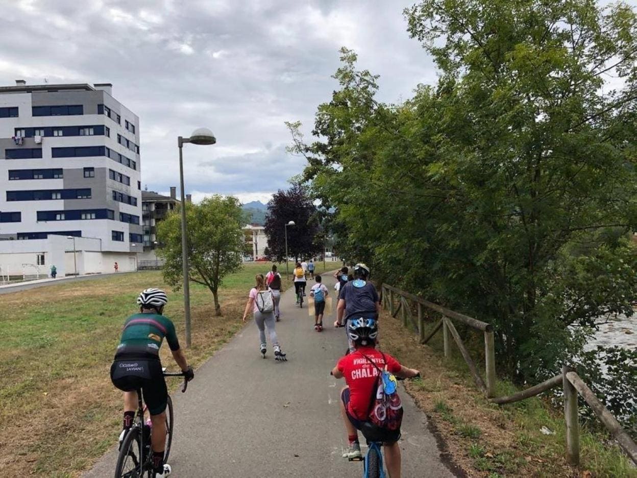 El alcalde, acompañado de niños y jóvenes, recorrió en bicicleta el futuro carril bici. 