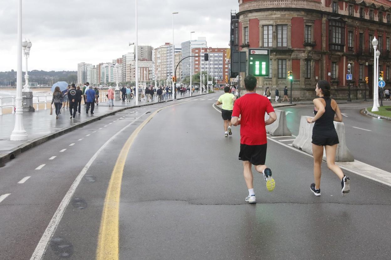 Gijoneses corren por una calzada ganada para su uso en el Muro. 