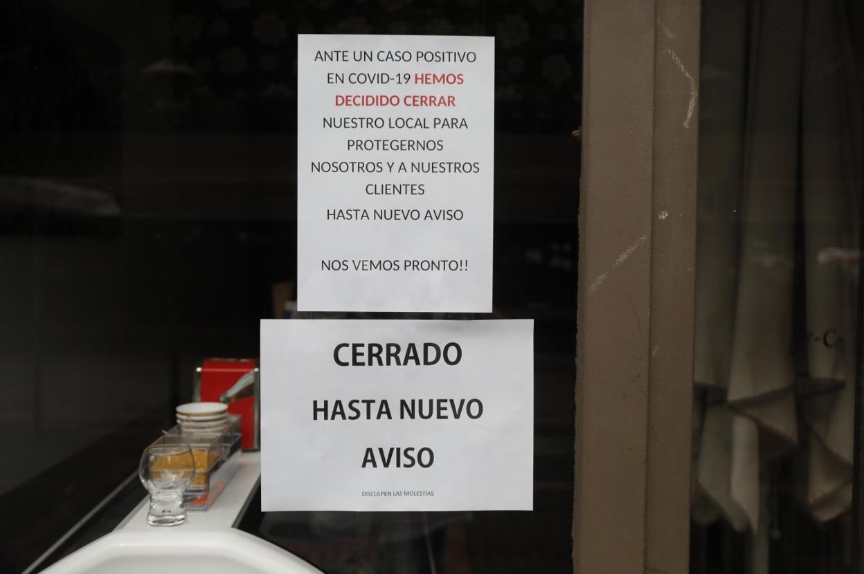 Cartel colocado en uno de los locales de Mieres. 