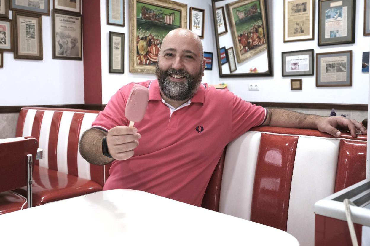 Iván Noval, en Islandia, la heladería de la gijonesa calle San Antonio. 
