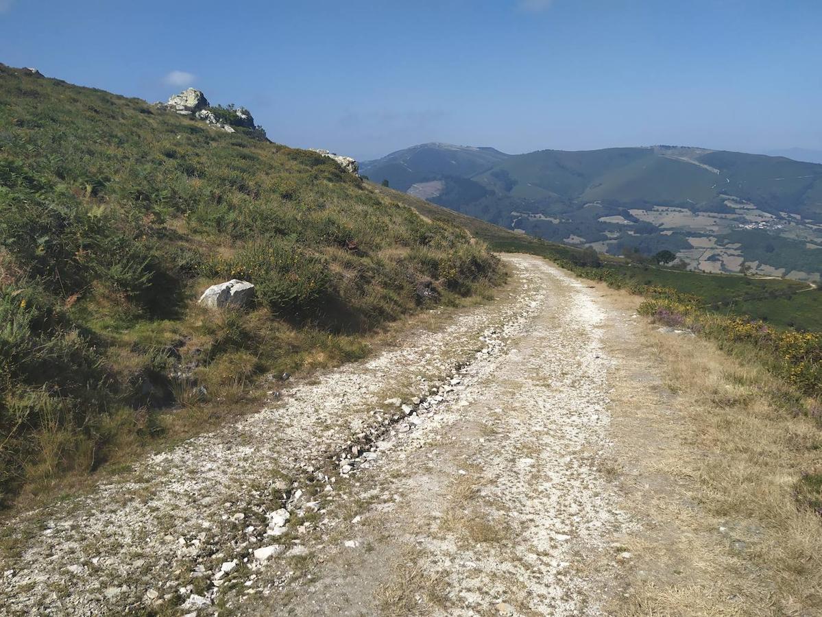Fotos: Un viaje al pasado por la ruta del Dolmen de Merillés