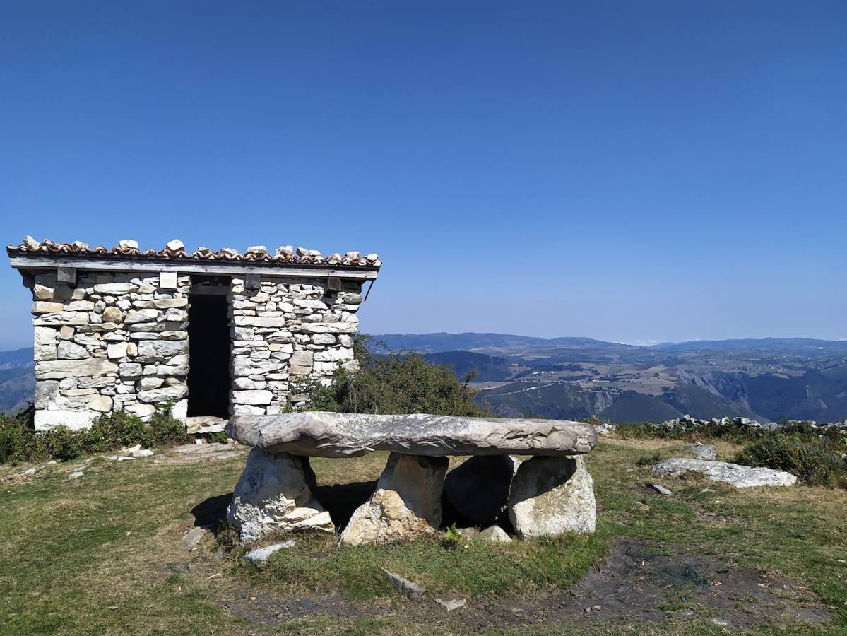 Fotos: Un viaje al pasado por la ruta del Dolmen de Merillés