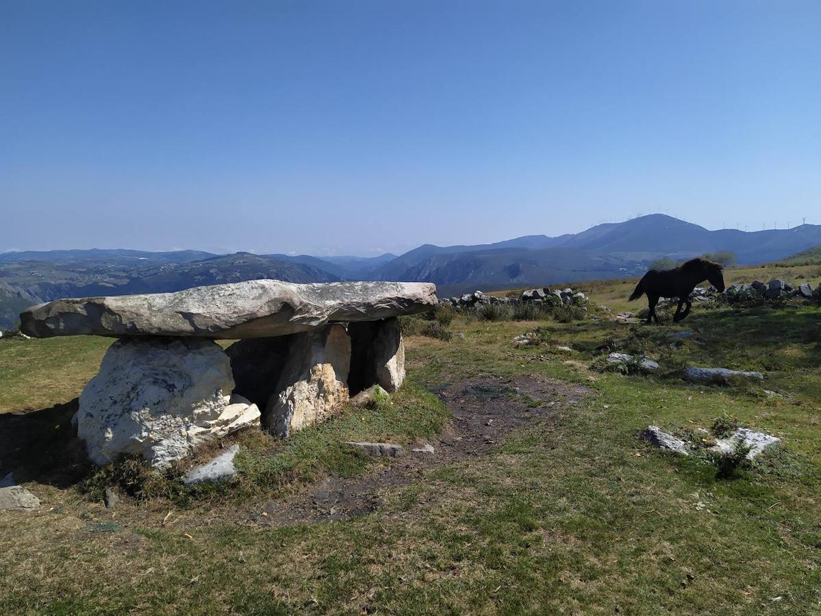 Fotos: Un viaje al pasado por la ruta del Dolmen de Merillés