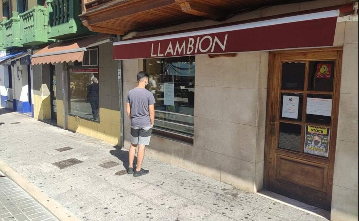 La tienda de Pola de Laviana cerrada tras el positivo de una empleada.