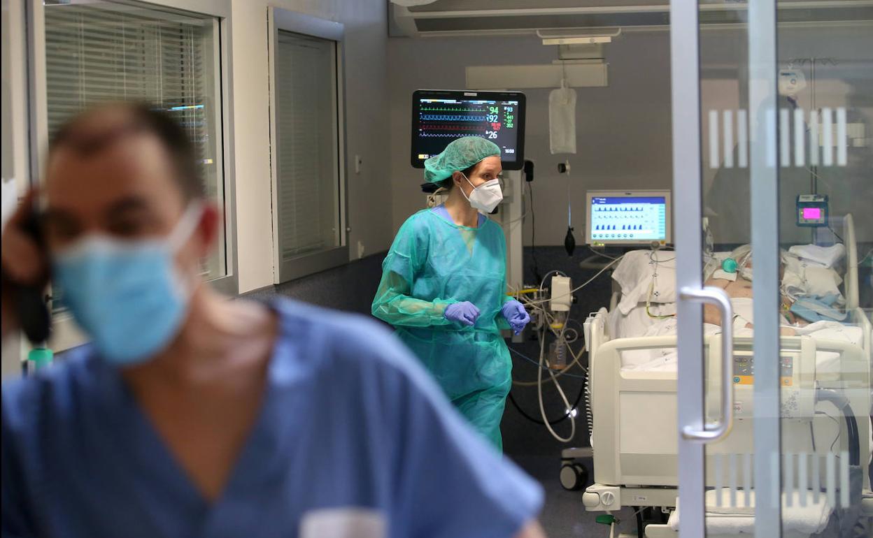 Uci del HUCA, en plena pandemia por el coronavirus. 