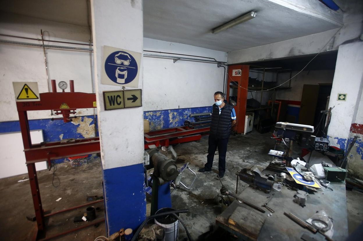 Isidro U. P., en su taller okupado durante dos años. 