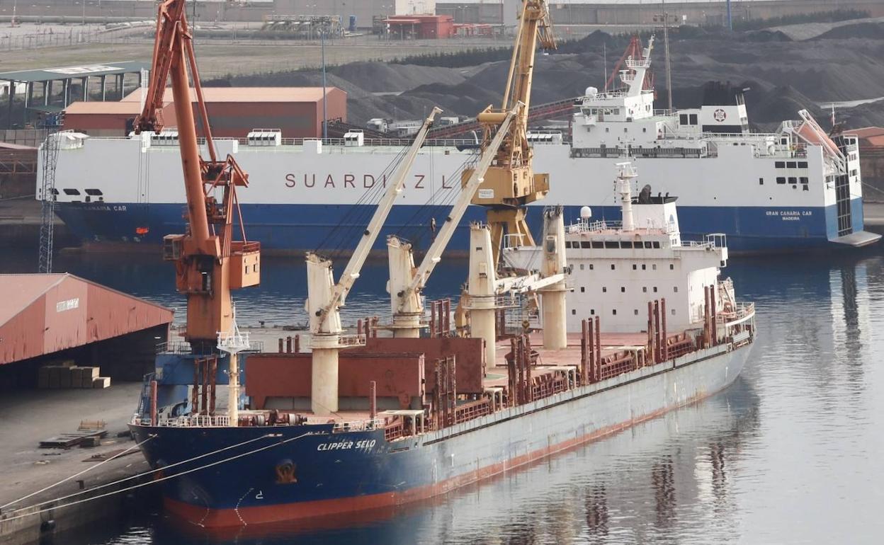 Coronavirus en Asturias | Da negativo en la PCR el marinero del segundo buque confinado en El Musel