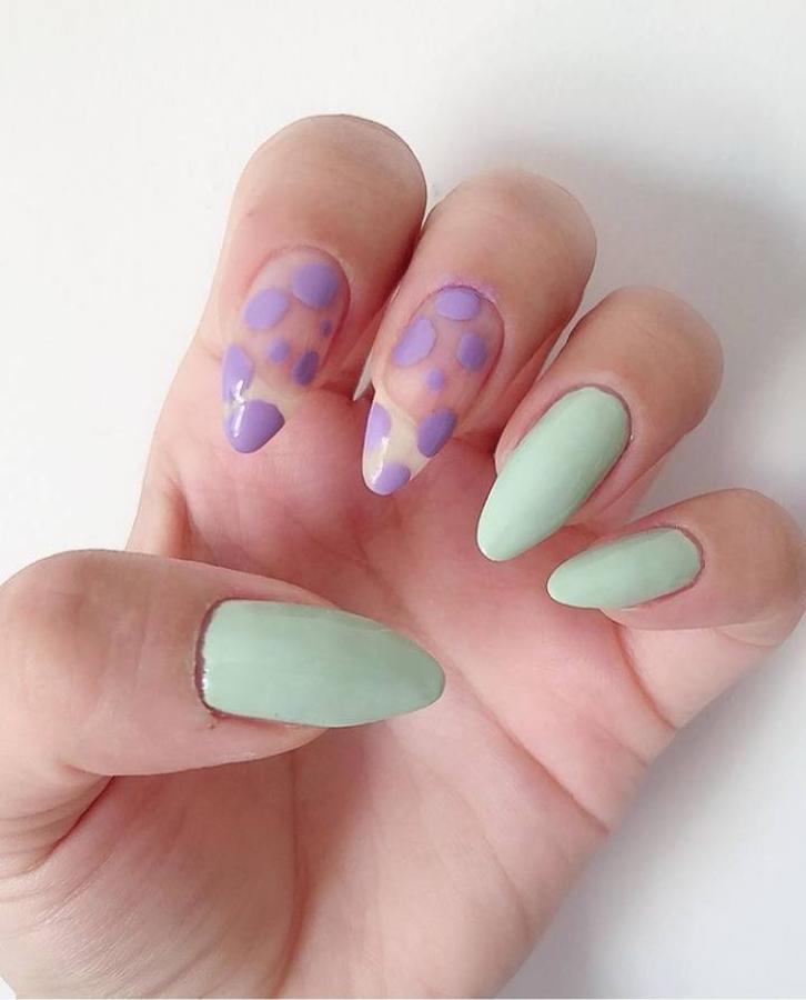 Los colores pastel vuelven a ser tendencia cada verano y este en concreto se han adueñado de la mayoría de diseños de uñas. Evidencia de ello, es que están presentes en la mayoría de manicuras de Instagram y en todo tipo de diseños. Desde diseños con degradados, colores lisos, con pan de oro, pegatinas, diseños abstractos, tipo nube o incluso tie-dye. Todo vale para incluir este tipo de colores llamativos y salirse de las manicuras más clásicas. Si lo que necesitas es inspiración, aquí hemos recopilado algunos de los diseños más originales que hemos encontrado en Instagram ¿Cuales son tus favoritos?