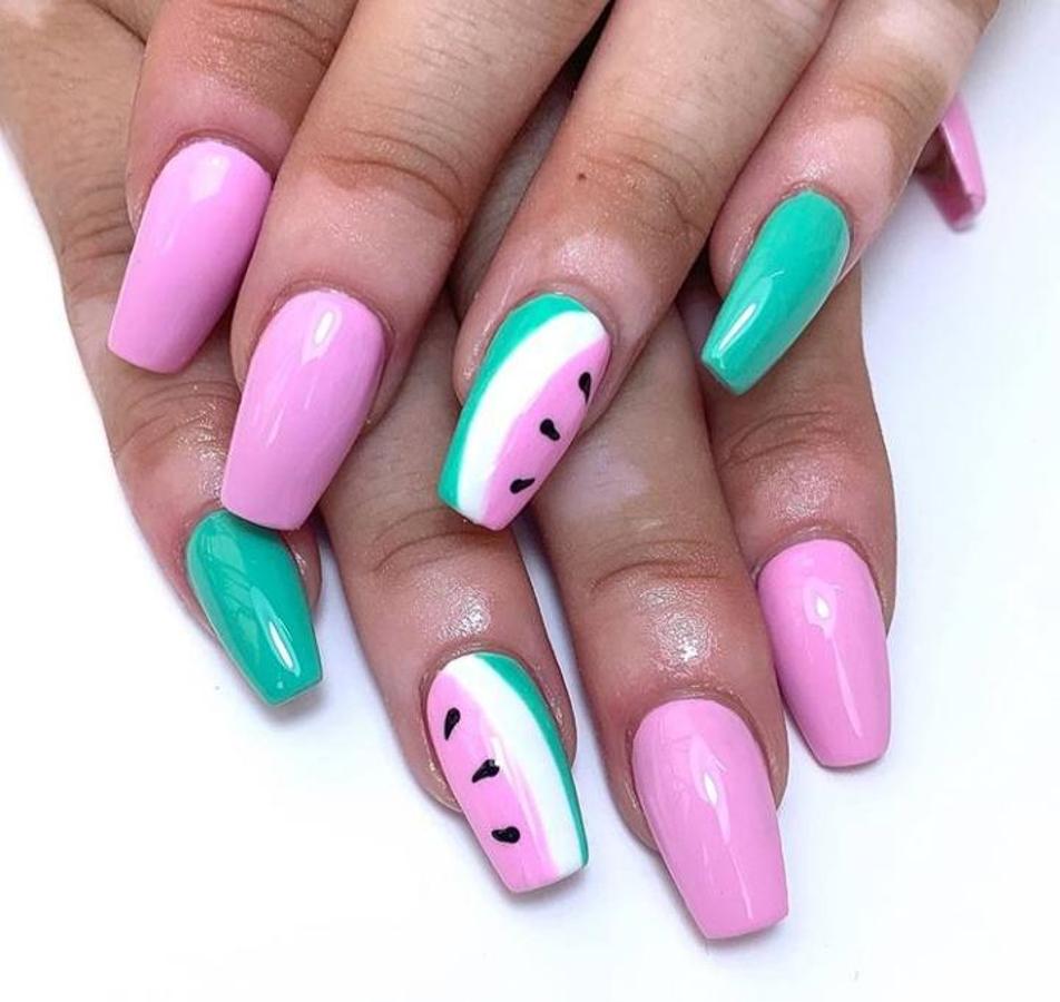 Los colores pastel vuelven a ser tendencia cada verano y este en concreto se han adueñado de la mayoría de diseños de uñas. Evidencia de ello, es que están presentes en la mayoría de manicuras de Instagram y en todo tipo de diseños. Desde diseños con degradados, colores lisos, con pan de oro, pegatinas, diseños abstractos, tipo nube o incluso tie-dye. Todo vale para incluir este tipo de colores llamativos y salirse de las manicuras más clásicas. Si lo que necesitas es inspiración, aquí hemos recopilado algunos de los diseños más originales que hemos encontrado en Instagram ¿Cuales son tus favoritos?