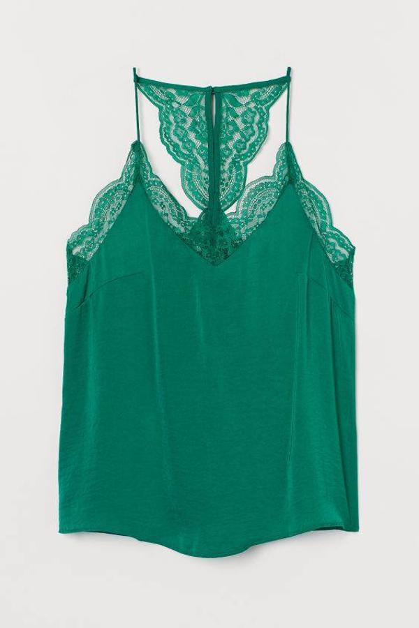 Top de satén en color verde de H&M, 19,99 euros.