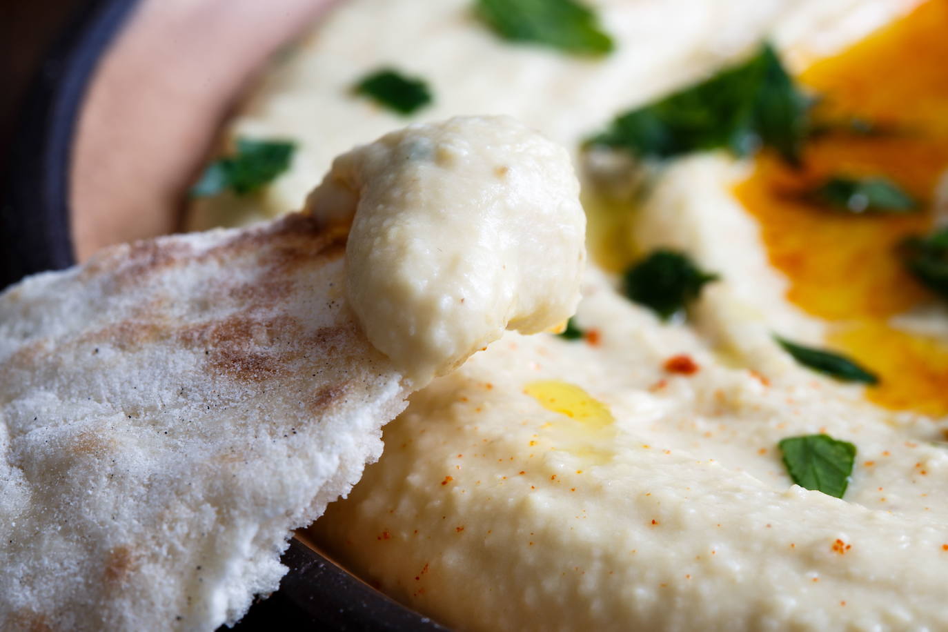 Detalle de un plato de hummus 