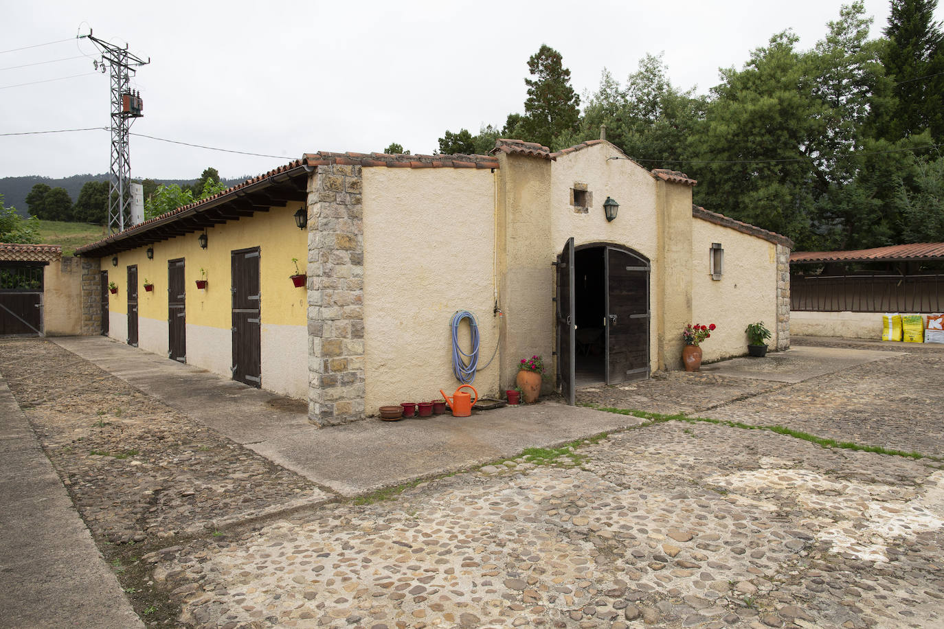 En Villaviciosa. El edificio se ha reconstruido siguiendo los cánones de la arquitectura señorial asturiana, con torre, capilla y estanque.