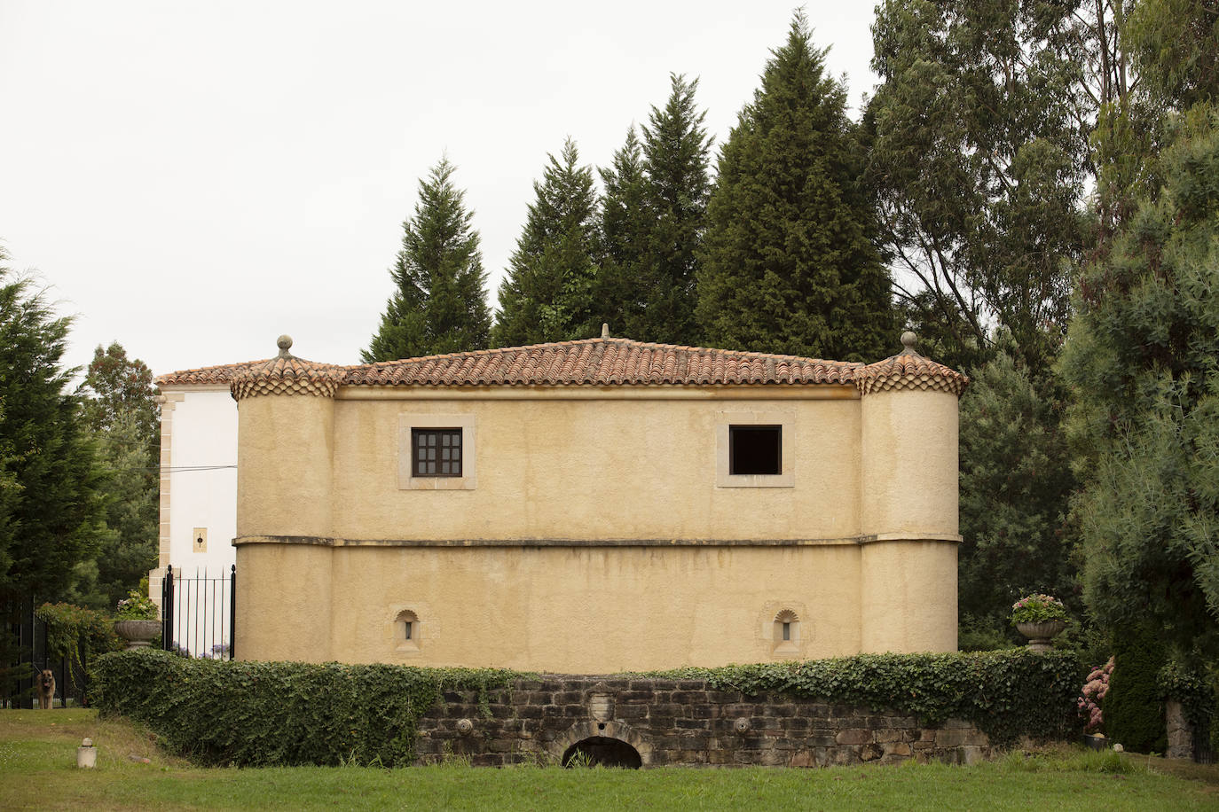 En Villaviciosa. El edificio se ha reconstruido siguiendo los cánones de la arquitectura señorial asturiana, con torre, capilla y estanque.