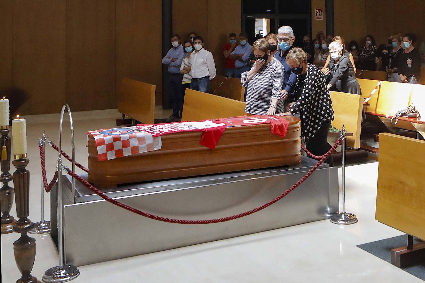 Su familia, amigos y compañeros de su larga trayectoria en el fútbol base y de categoría regional le despidieron entre lágrimas, pero también con la gratitud de haber podido compartir su vida con él